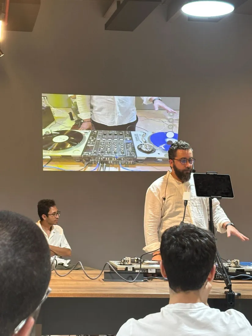 Semir Lajmi teaching with the decks projected on screen